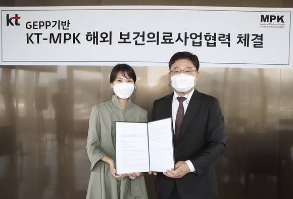 ▲김채희 KT AI·빅데이터사업본부장(왼쪽)과 김헌진 메디컬파트너스코리아 대표가 ‘해외거점형 대한민국 디지털 및 바이오헬스사업을 위한 업무협약식’에서 기념사진을 찍고 있다. / 사진=KT
