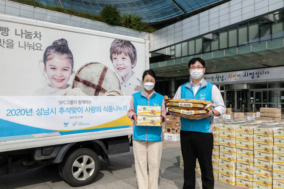 ▲SPC그룹이 추석을 맞아 성남시청에 후원품을 전달하고 있다. / 사진=SPC그룹