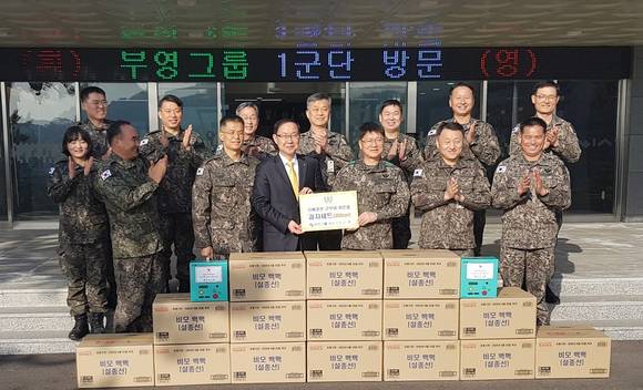 ▲부영그룹은 추석 명절을 맞아 6개 군부대에 위문품을 전달했다. 사진은 지난 설 위문품 전달식 모습 / 사진=부영그룹