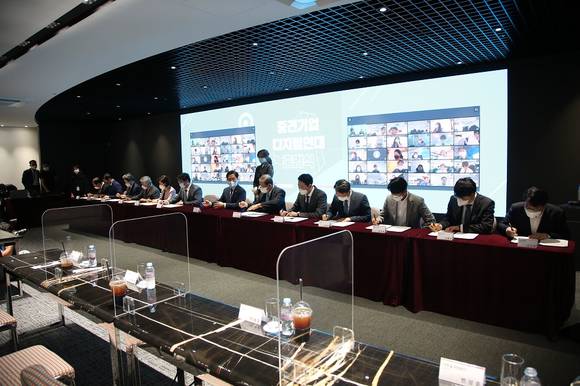 ▲서형수 알서포트 대표(오른쪽 두 번째) 등 디지털 전환 공급기업 대표자들이 23일 열린 ‘중견기업 디지털연대’ 출범식에서 중견기업의 디지털 전환 협력 및 확산을 위한 양해각서에 서명하고 있다. / 사진=알서포트
