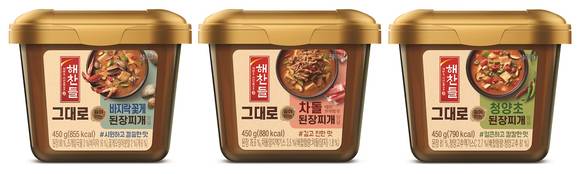 ▲리뉴얼 재출시된 '해찬들 그대로 끓여먹는 된장찌개 양념' 3종 / 사진=CJ제일제당