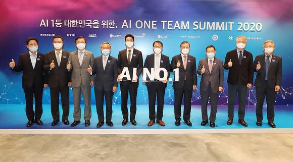▲(왼쪽부터) 과학기술정보통신부 장석영 제2차관, 한국투자증권 정일문 사장, ETRI 박상규 부원장, 한양대학교 김우승 총장, 현대중공업그룹 정기선 부사장, KT 구현모 대표, KAIST 신성철 총장, 동원그룹 박인구 부회장, LG전자 권봉석 사장, LG유플러스 이상민 부사장이 기념촬영을 하고 있다. / 사진=KT