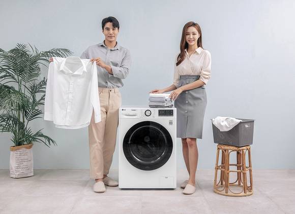 ▲모델들이 12kg 용량 LG 트롬 세탁기 씽큐(모델명: F12WVC)를 소개하고 있다. / 사진=LG전자