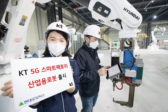 ▲KT는 현대로보틱스와 함께 ‘5G 스마트팩토리 산업용 로봇’을 출시한다고 6일 밝혔다. 경기도 광주에 위치한 현대로보틱스 쇼룸에서 직원들이 ‘KT 5G 스마트팩토리 산업용로봇’을 소개하고 있다. / 사진=KT