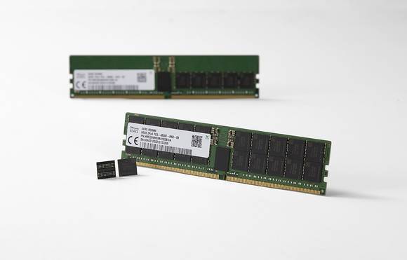 ▲SK하이닉스가 세계 최초로 출시한 2세대 10나노급(1ynm) DDR5 D램 / 사진=SK하이닉스