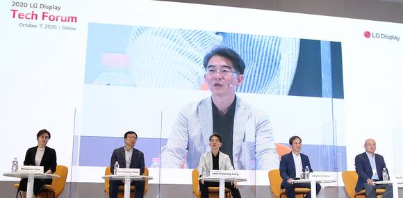 ▲(왼쪽부터)BID·IR담당 김희연 상무, 디스플레이연구소장 윤수영 전무, CEO 정호영 사장, CTO 강인병 부사장, 기반기술연구소장 최현철 전무 등 LG디스플레이 주요 경영진이 ‘2020 테크포럼’ 온라인 화상회의를 진행하고 있다. / 사진=LG디스플레이