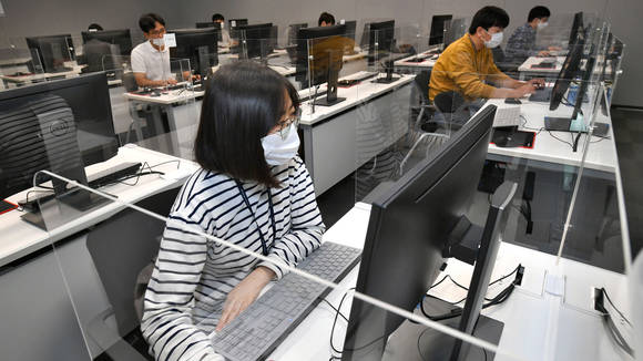 ▲경기도 용인시 현대모비스 기술연구소에서 진행된 'SW 알고리즘 경진대회' 결선에 참여한 직원들이 코딩작업을 수행하고 있는 모습 / 사진=현대모비스