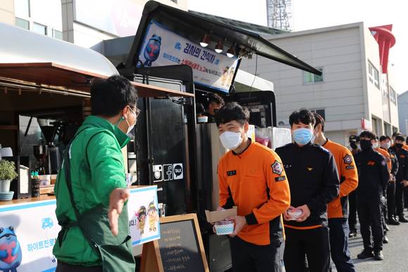 ▲하이트진로가 오는 11월 5일까지 소방본부 산하 19개 소방서를 대상으로 감사의 간식차 행사를 진행한다 / 사진=하이트진로