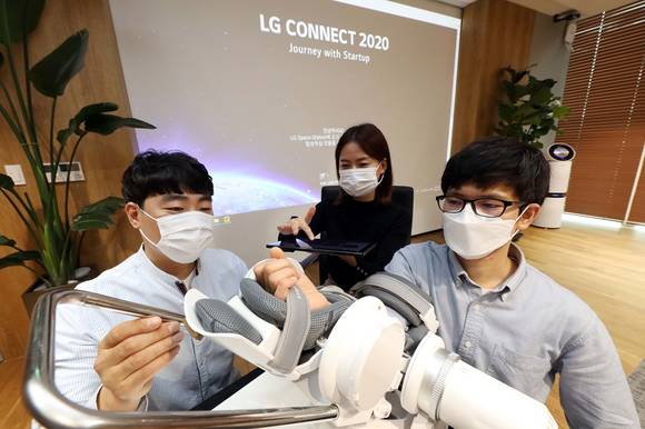 ▲LG가 개최한 스타트업 행사 ‘LG 커넥트’에 참가한 에이치로보틱스 관계자가 재활 보조용 로봇 수트를 시연하고 있다. / 사진=LG