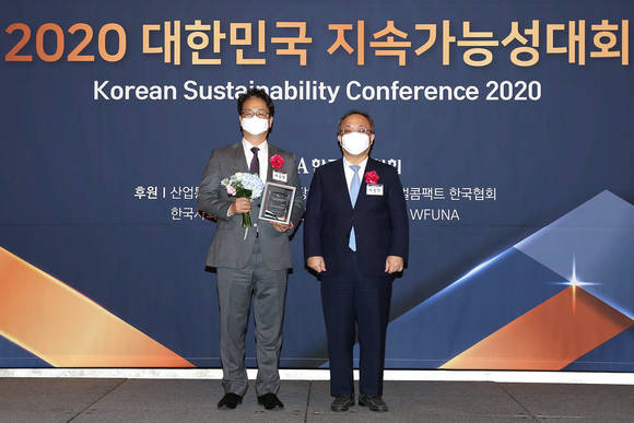 ▲시상식에 참석한 (왼쪽부터) 박성현 신한금융그룹 상무와 이상진 한국표준협회 회장이 기념촬영을 하고 있다. / 사진=신한금융그룹