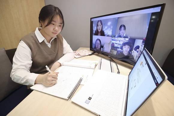 ▲봉민서(신월중 3학년) 학생이 KT 온라인 교육 플랫폼을 통해 멘토와 랜선 야학 수업에 참여하고 있다. / 사진=KT