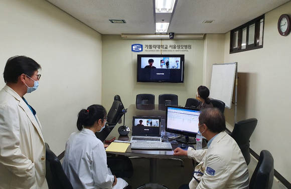 ▲현대건설 해외 근무자에게 서울성모병원 의료진이 원격 건강상담 서비스를 제공하는 모습 / 사진=현대건설