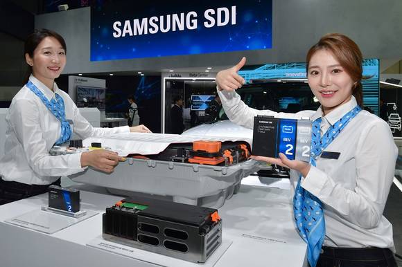 ▲삼성SDI가 지난해 참가한 '인터배터리 2019' 전시회에서 배터리 셀과 모듈, 팩을 소개하고 있다. / 사진=삼성SDI