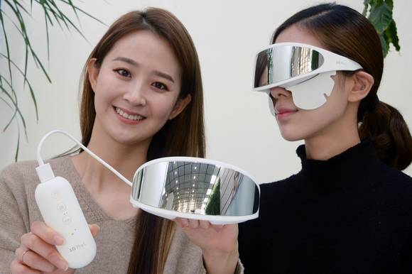 ▲모델들이 LG전자가 선보인 눈가 전용 뷰티기기 ‘LG 프라엘 아이케어’를 소개하고 있다. / 사진=LG전자