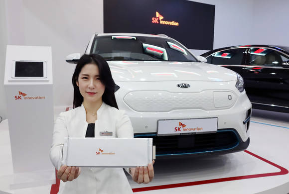 ▲SK이노베이션의 인터배터리 2020 전시장에 전시된 전기차 / 사진=SK이노베이션