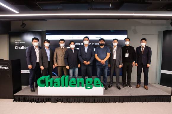 ▲21일 강남구 성홍타워에서 '교통환경챌린지 2기 데모데이' 참석자들이 기념촬영을 하고 있다. / 사진=DB손해보험
