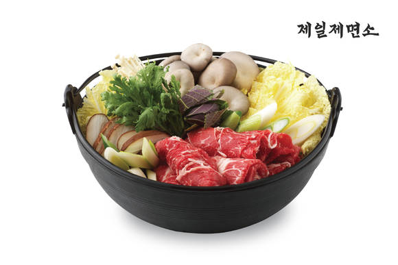 ▲CJ푸드빌 제일제면소가 투고(to-go) 전골 메뉴 한우 국수 전골을 출시했다. / 사진=CJ푸드빌