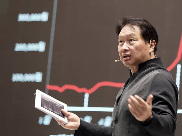 ▲최태원 SK그룹 회장이 23일 제주 디아넥스호텔에서 열린 ‘2020 CEO세미나’에서 파이낸셜 스토리 실행력을 강화해 기업가치를 제고해 나가자고 강조하고 있다. / 사진=SK그룹