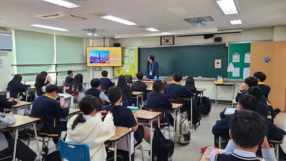 ▲연평중학교에서 진행된 미래 진로 멘토링 수업 모습 / 사진=포스코건설