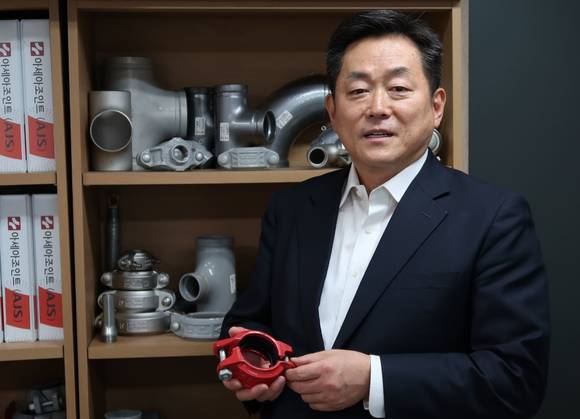 ▲이상헌 뉴아세아조인트 대표가 주력제품인 '홈조인트'를 들고 제품을 설명하고 있다. 이상헌 대표는 항상 현장의 목소리에 귀를 기울이고 현장의 애로를 해결할 수 있는 제품을 개발하기 위해 노력하고 있다고 강조했다.