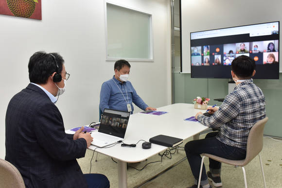 ▲롯데카드 직원들이 고객과 비대면 온라인 고개패널 간담회를 진행하고있다. / 사진=롯데카드