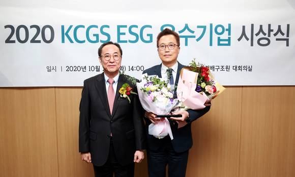▲유원무 풀무원 바른마음경영실장(오른쪽)과 신진영 한국기업지배구조원장이 함께 상패를 들고 기념사진을 찍고 있다. / 사진=풀무원
