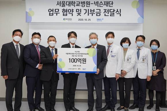 ▲(왼쪽부터) 넥슨재단 김정욱 이사장, 네오플 노정환 대표, 엔엑스씨 김정주 대표, 넥슨코리아 이정헌 대표, 서울대학교병원 김연수 원장, 서울대학교어린이병원 김한석 원장, 서울대학교병원 배은정 소아청소년과장, 문진수 소아진료지원실장, 김민선 소아청소년과 교수가 독립형 어린이 완화의료센터 건립을 위한 업무협약식에서 기념촬영을 하고 있다. / 사진=넥슨