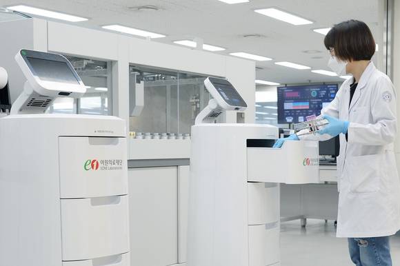 ▲LG전자가 최근 의료기관에 ‘LG 클로이 서브봇(서랍형)’을 잇따라 공급하며 의료 분야의 로봇 활용도를 높이고 있다. 이원의료재단 의료진이 LG 클로이 서브봇에 검체를 넣고 있다. / 사진=LG전자
