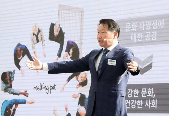 ▲최태원 SK 회장이 30일 경북 안동 소재 전통리조트 ‘구름에’에서 열린 21세기 인문가치포럼 개막식에서 초청강연을 하고 있다. / 사진=SK