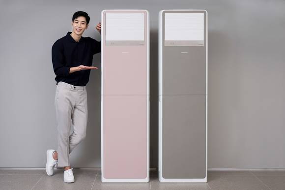 ▲삼성전자 모델이 삼성디지털프라자 서초본점에서 강력한 냉난방 성능에 감각적인 디자인을 적용한 비스포크 상업용 스탠드 에어컨을 소개하고 있다. / 사진=삼성전자