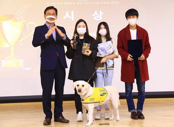 ▲손건재 포스코ICT 사장(왼쪽 첫 번째), 포스코ICT상 수상자 김한솔씨(네 번째) 등 참석자들이 전국 장애인식 개선 유튜브 콘텐츠 공모전 시상식에서 기념촬영을 하고 있다. / 사진=포스코ICT