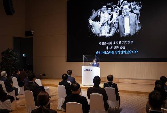 ▲김기남 삼성전자 부회장이 2일 수원 삼성 디지털시티에서 열린 창립 51주년 기념식에서 창립기념사를 하고 있다. / 사진=삼성전자