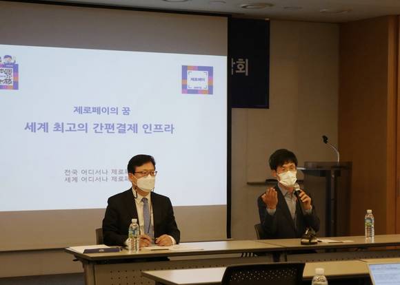 ▲2일 한국간편결제진흥원 출범 1주년 기자간담회에서 윤완수 이사장(오른쪽)이 질문에 답하고 있다 사진 오른쪽은 이근주 원장 / 사진=한국간편결제진흥원