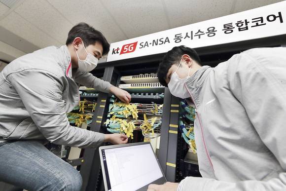 ▲KT 네트워크 직원들이 서울 구로구 KT 구로타워에서 ‘5G SA-NSA 통합 코어망’을 점검하고 있다. / 사진=KT
