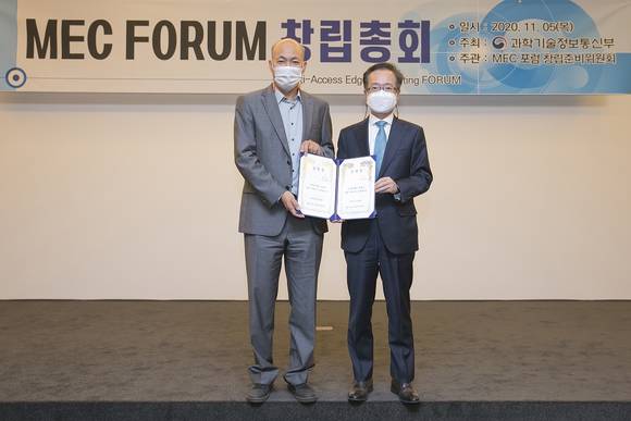 ▲5일 오후 서울 쉐라톤 팔래스 강남 호텔에서 열린 'MEC 포럼' 창립총회에서 의장으로 선정된 전홍범 KT AI/DX융합사업부문장(오른쪽)이 김종원 MEC 포럼 창립준비위원장과 기념촬영을 하고 있다. / 사진=KT
