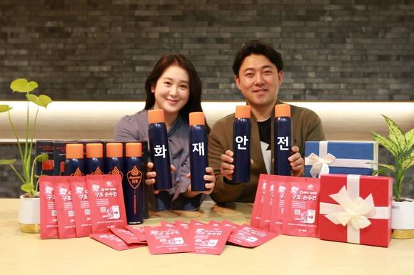 ▲LG헬로비전 모델들이 아이들에게 전달할 소방용품을 들어 보이고 있다. / 사진=LG헬로비전