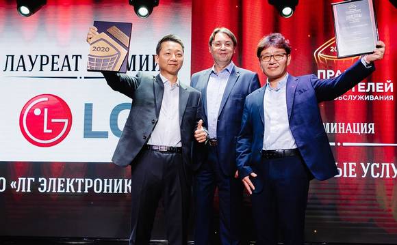 ▲LG전자가 러시아 소비자원이 주관한 ‘고객만족대상’에서 2년 연속 ‘가전제품 서비스 부문’ 대상을 수상했다. 시상식에서 LG전자 러시아법인 직원들이 대상을 수상하고 있다. / 사진=LG전자