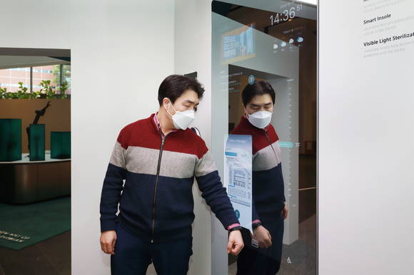 ▲스마트 엘리베이터 작동 시연 모습 / 사진=삼성물산 건설부문
