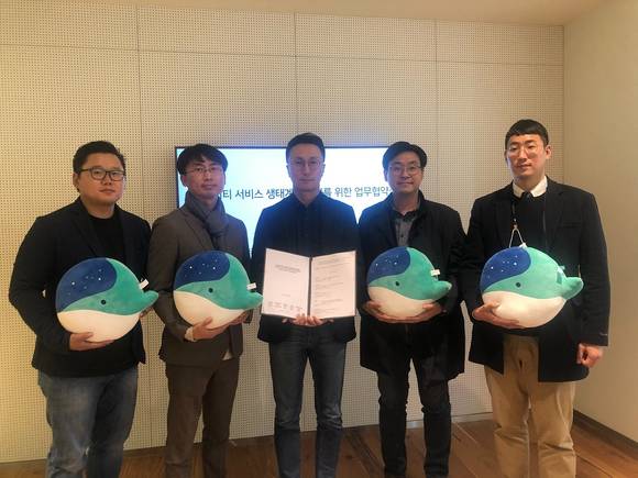▲(왼쪽부터) 박종관 카랑 대표, 문현구 팀와이퍼 대표, 김효 네이버 웨일 책임리더, 임진우 드림에이스 공동대표, 이종선 마지막삼십분 대표가 모빌리티 사업 협력을 위한 양해각서를 체결한 뒤 기념촬영을 하고 있다. / 사진=네이버