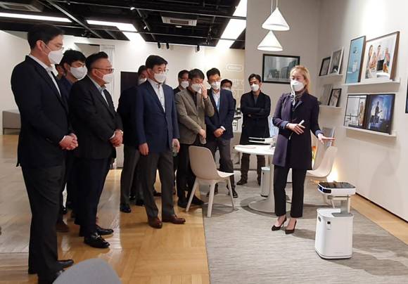 ▲이재용 삼성전자 부회장(왼쪽 첫 번째)이 가정에서 운동, 취침, 식습관 등을 관리해주는 로봇을 살펴보고 있다. / 사진=삼성전자