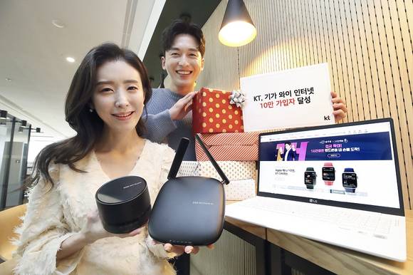 ▲KT 모델들이 ‘기가 와이파이 버디’와 가정용 와이파이 공유기 ‘기가 와이파이 홈 에이엑스’를 들고 기가와이 인터넷 10만 가입자 달성을 홍보하고 있다. / 사진=KT