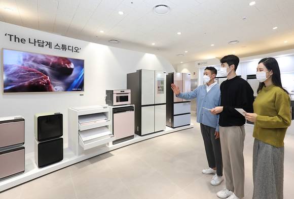 ▲삼성전자 모델이 수원 갤러리아백화점 광교점에 마련된 ‘나답게 스튜디오’에서 프로모터의 설명을 들으며 다양한 맞춤형 가전을 살펴보고 있다. / 사진=삼성전자
