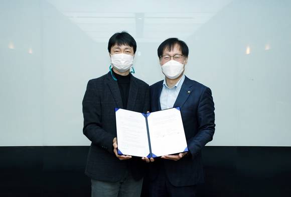 ▲유봉석 네이버 서비스운영총괄(왼쪽)과 김준근 KT 전무가 지난 12일 네이버 그린팩토리에서 양해각서를 체결한 뒤 기념촬영을 하고 있다. / 사진=네이버