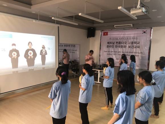 ▲크리에이티브룸에서 쩐흥다오 고등학교 학생들이 베트남 한류전파 교육을 진행하고 있다 / 사진=포스코건설