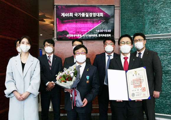 ▲46회 국가품질경영대회에서 김정남 DB손해보험 부회장과 경영혁신파트 직원들이 기념촬영을 하고 있다. / 사진=DB손해보험