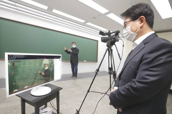 ▲김훈배 KT 커스터머신사업본부 전무(오른쪽)와 김희선 디지털대성 대표(왼쪽 및 화면 속)가 서울 서초구 디지털대성 사옥 이러닝 스튜디오에서 KT의 온라인 교육 플랫폼을 활용해 실시간 강의를 시연하고 있다. / 사진=KT