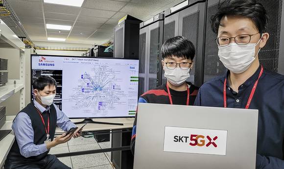 ▲SK텔레콤 연구원들이 20일 분당에 위치한 5GX 기술그룹랩에서 ‘차세대 클라우드 코어망’의 기술과 장비 성능을 시험해보고 있다. / 사진=SK텔레콤