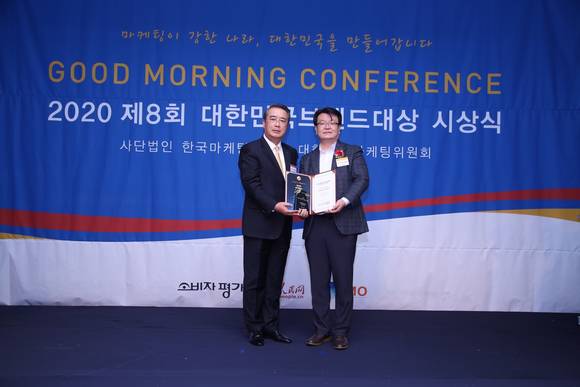 ▲이민호 롯데제과 마케팅본부장(오른쪽)과 김승엽 한국마케팅협회 부회장이 제8회 대한민국브랜드대상 시상식에서 기념 촬영을 하고 있다. / 사진=롯데제과