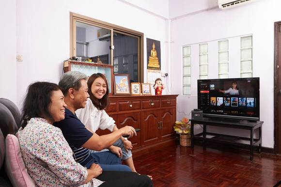 ▲KT는 태국 3BB TV에 KT IPTV 플랫폼 기술을 제공해 개발한 ‘3BB GIGATV’가 상용 출시됐다고 26일 밝혔다. 태국 현지 가정에서 가족들이 KT 올레TV 플랫폼이 적용된 3BBTV GIGATV를 시청하고 있다. / 사진=KT