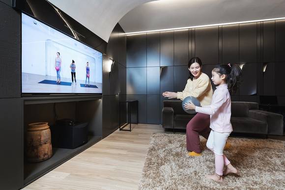 ▲LG디스플레이가 스타트업과 손잡고 스마트 홈을 실현시켜 줄 OLED 기술 기반의 새로운 콘텐츠 개발에 적극 나선다. 사진은 ‘2020 오픈 이노베이션 포럼 공모전’에서 선정된 스타트업이 개발한 가족맞춤형 운동 처방 서비스를 마곡 LG사이언스파크에 마련된 쇼룸에서 시연하는 모습 / 사진=LG디스플레이